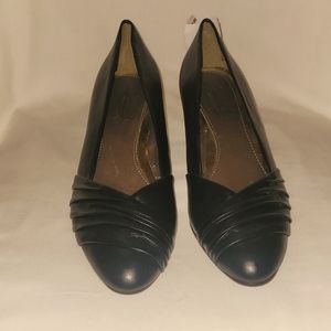 NWT  Softstyle Black Pumps